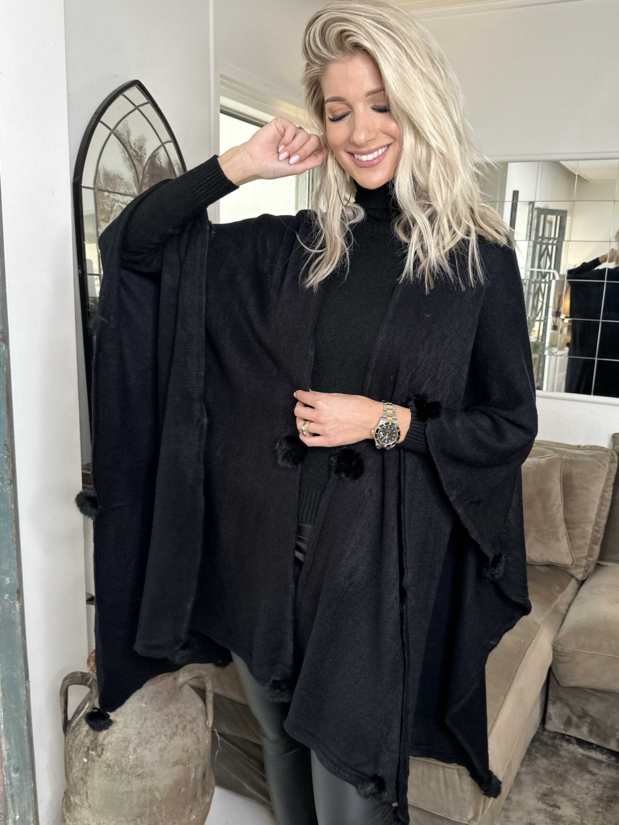 Nila - Lång varm poncho med pomponer